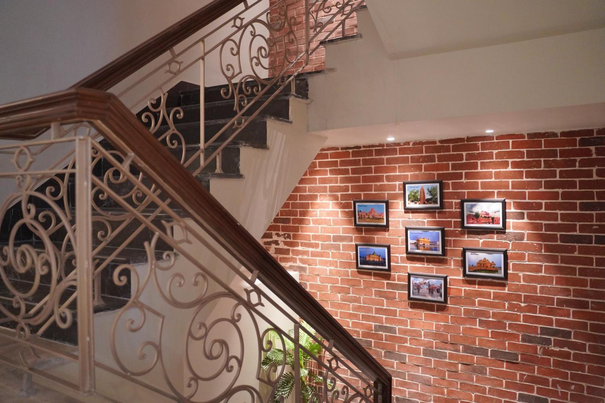 Country Inn Ayodhya - Opposite Airport Zewnętrze zdjęcie