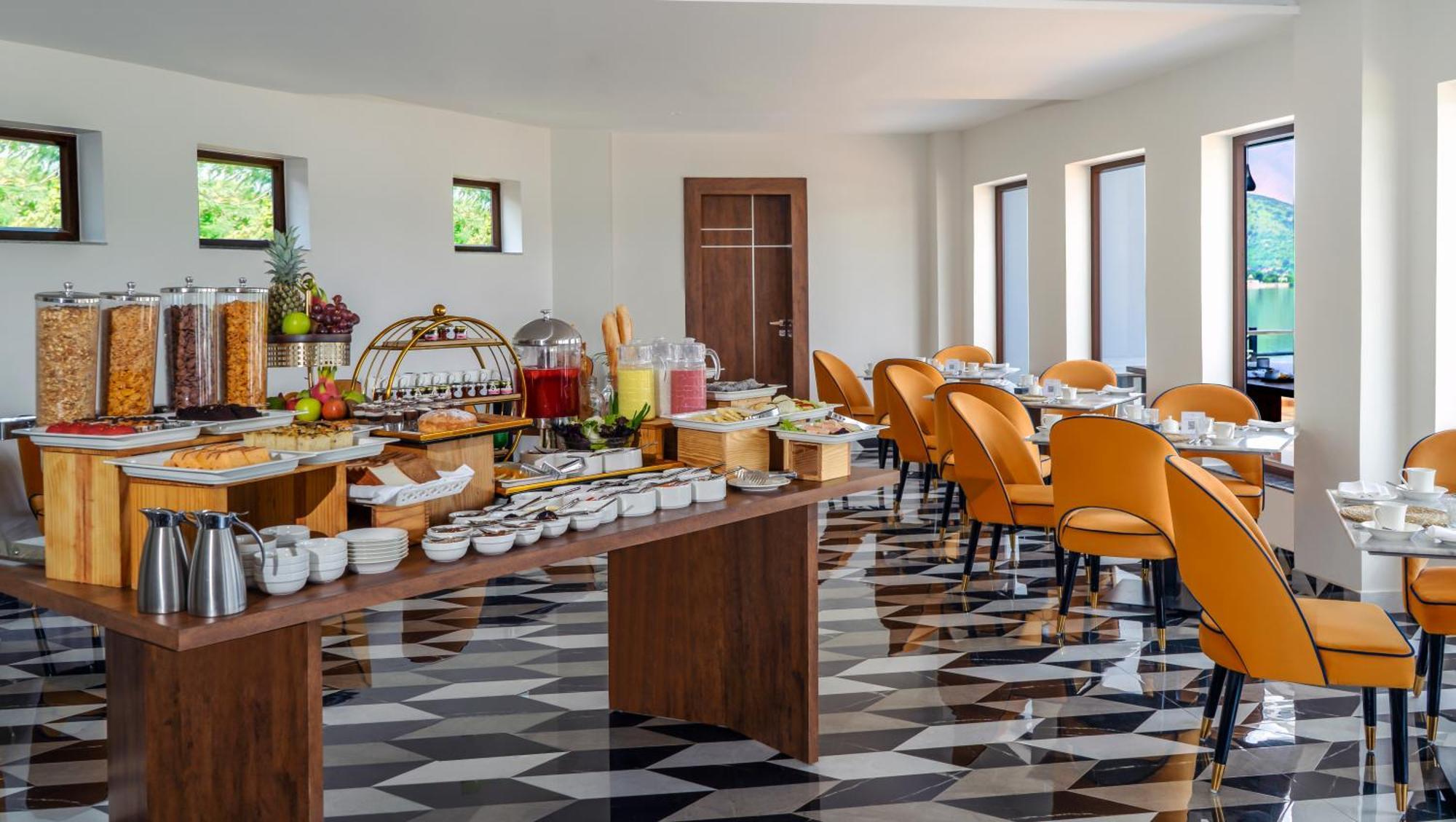 Country Inn Ayodhya - Opposite Airport Zewnętrze zdjęcie
